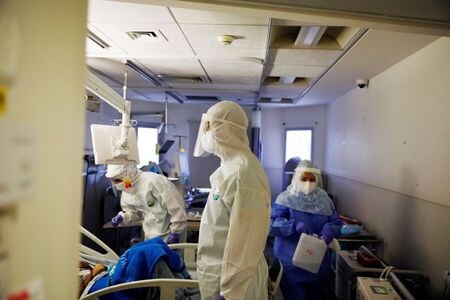 　イスラエル内閣は２４日、新型コロナウイルス感染拡大抑制のためのロックダウン（封鎖）を強化する方針を決めた。写真はテルアビブの病院、21日撮影（２０２０年　ロイター／Ronen Zvulun）