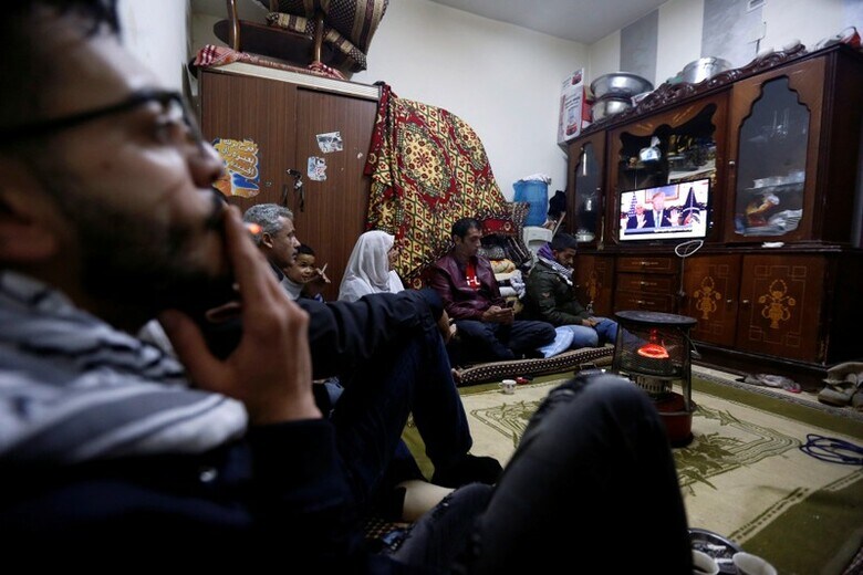 １２月６日、中東諸国は、トランプ米大統領がエルサレムをイスラエルの首都と認定したことについて、扇動的な行為などとして相次ぎ非難した。トランプ米大統領の演説を見るヨルダンのパレスチナ人難民の一家（２０１７年　ロイター／Muhammad Hamed）