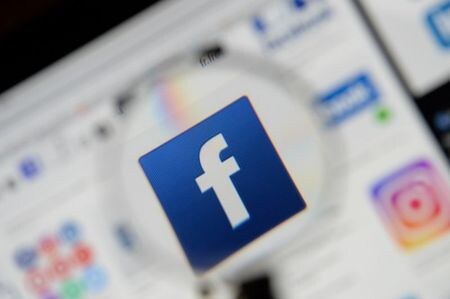 米ニューヨーク州をはじめとする複数の州は、反トラスト法（独占禁止法）違反の疑いがあるとしてフェイスブックを調査しており、来週、同社を提訴する計画だという。写真は同社のロゴ、２０１９年１２月撮影（２０２０年　ロイター／Johanna Geron）