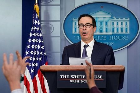 ムニューシン米財務長官は１５日、米中の「第２段階」通商交渉で、特定の技術やサイバーセキュリティーを巡る問題が解消される見通しと述べた。昨年１１月撮影（２０２０年　ロイター/Yuri Gripas）