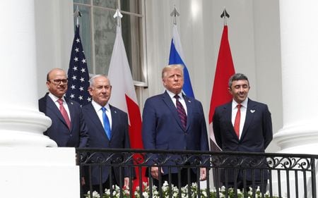 トランプ米政権が、攻撃用ヘリコプターや兵員輸送車両を含む６４億ドル相当の軍備や兵器をイスラエルに売却する方針であることが分かった。写真は２０２０年９月、アブラハム合意の署名式に参加したイスラエル首相（左から２人目）とトランプ氏（２０２５年　ロイター/Tom Brenner）