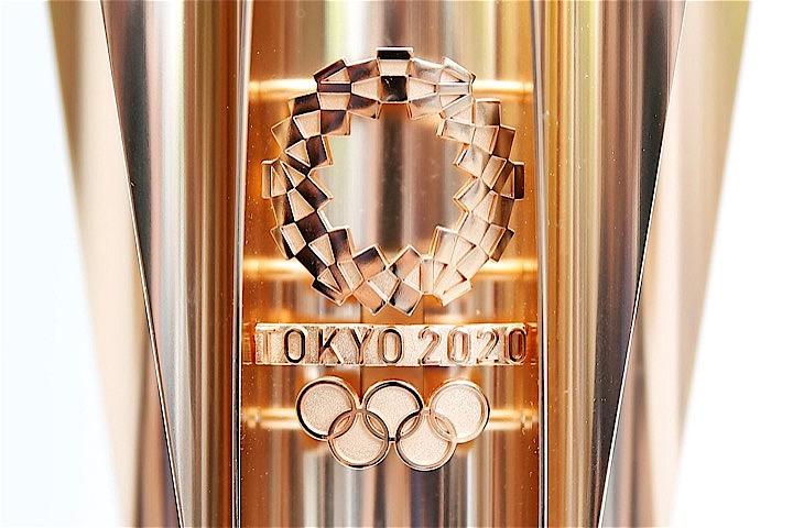 国際オリンピック委員会（IOC）は、2020年東京五輪・パラリンピックで日本国内のスポンサー企業の契約総額が過去最高の30億ドル超に上ったことを明らかにした。過去の夏大会の最高額の3倍となった。写真は東京五輪の聖火リレー用トーチ。1日に東京で撮影（2019年　ロイター／Issei Kato）