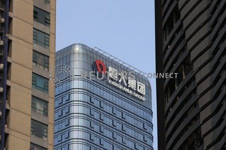　ＨＳＢＣとスタンダード・チャータード（スタンチャート）が、中国の不動産開発大手、中国恒大集団が香港で手掛けている２件の住宅開発に関連した新規融資を停止した。写真は恒大集団のロゴ。広州市の本社で昨年７月撮影（２０２１年　ロイター）