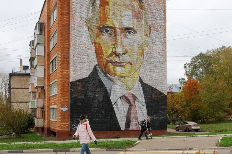 プーチンの壁画が描かれた集合住宅（モスクワ近郊のカシーラ市、2022年10月）　Evgenia Novozhenina-Reuters