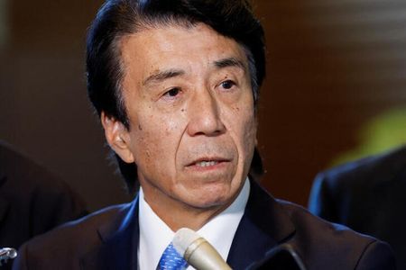 経済産業省は２日、生成ＡＩ（人工知能）の基盤モデル開発の新興企業など７社へ最大８４億円の支援を決定した。写真は、２０２３年１２月１４日に記者団の質問に答える斎藤健経産相。（２０２４年　ロイター／Issei Kato）