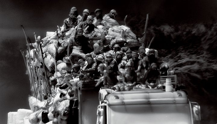 大型車両にすずなりになっているのは、アフリカ各国からサハラ砂漠を越えて北を目指す難民たち