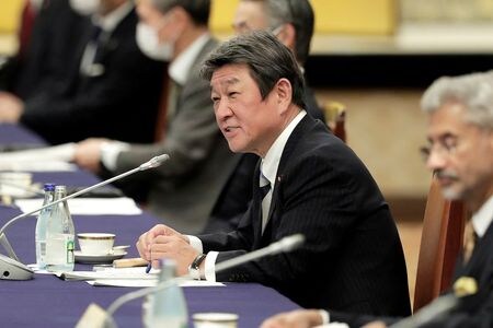茂木敏充外相は６日、米豪印との４カ国外相会談後、記者団の取材に応じ、民主主義や法の支配といった価値観を共有する国々で連携していく「自由で開かれたインド太平洋」構想について、具体的にどう推進していくか議論したことを明らかにした。写真は６日、同会議で話をする茂木外相。（2020年 ロイター/ Kiyoshi Ota/Pool ）