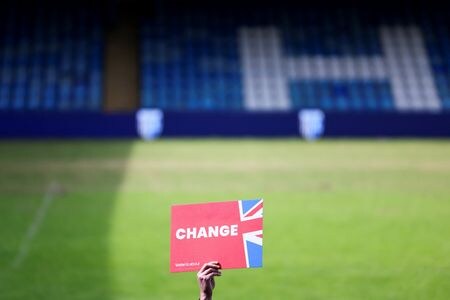 　スナク英首相が２２日に総選挙日程（７月４日）を表明してから初めて実施された世論調査によると、野党・労働党が与党・保守党を１７ポイントリードしていることが明らかになった。英南東部ジリンガムで２３日撮影（２０２４年　ロイター／Toby Melville）