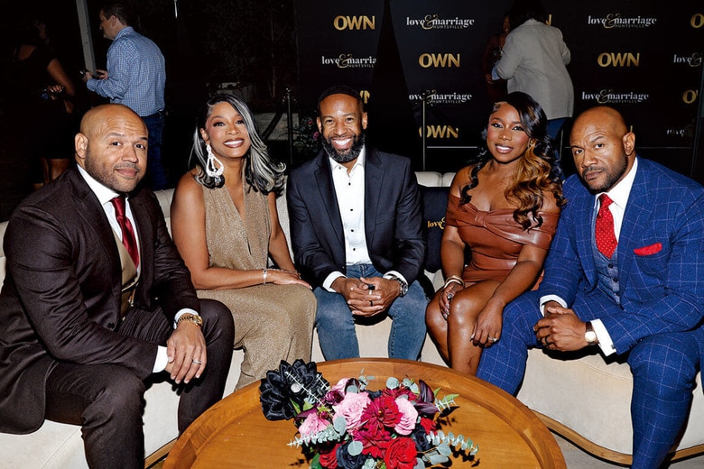 『ラブ&マリッジ』の出演者たちと