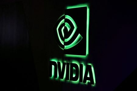 　１０月１４日、米政府は、エヌビディアや他の米半導体メーカーが製造する人工知能（ＡＩ）向け先端半導体について、国ごとの輸出規制を検討している。写真はエヌビディアのロゴ。米カリフォルニア州 ロサンゼルスで２０１７年７月撮影（２０２４　ロイター／Mike Blake）