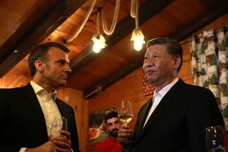 　５月７日、中国の習近平国家主席（写真右）は２日間にわたるフランス訪問の日程を終えた。マクロン仏大統領（写真左）は一貫して貿易不均衡の是正や欧州企業の中国における市場アクセス改善、中国の輸出品向け補助金の削減などを迫ったが、習氏から貿易や外交政策で大幅な譲歩を引き出せなかった。写真はフランスのピレネー山脈にあるトルマレットパスのレストランでの代表撮影（２０２４　ロイター）