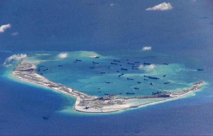 南沙諸島のミスチーフ礁。黒い点々は中国船（2015年）　　U.S. Navy/Reuters