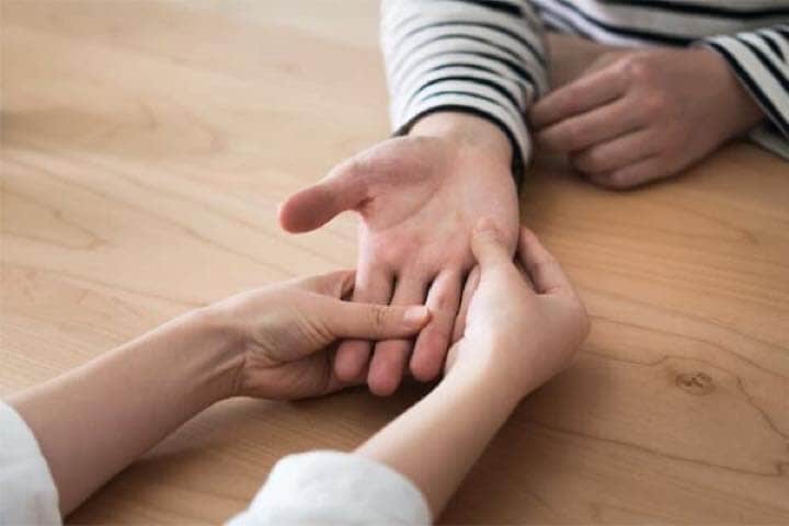 手相を見る女性