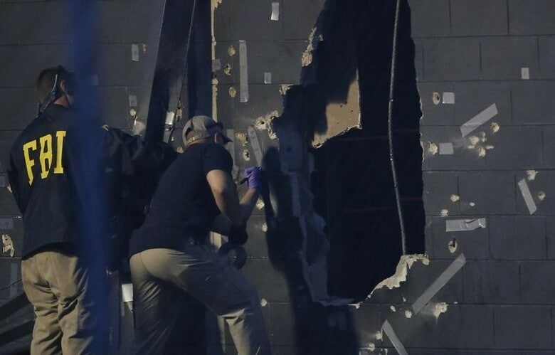 ６月１５日、米国の現代史上最悪となったフロリダ州オーランドの銃乱射事件では４９人が犠牲となり、実行犯も射殺された。生存者が同性愛者のナイトクラブで起こった恐るべき惨劇の一部始終を語った。写真は１２日、事件現場を捜索する警察官（２０１６年　ロイター/Jim Young）