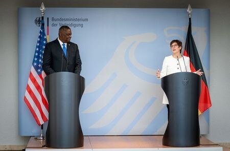 　４月１３日、オースティン米国防長官は、ドイツ駐留米軍を今秋にも約５００人増強する方針を明らかにした。写真はベルリンでクランプカレンバウアー独国防相と会見するオースティン長官。代表撮影（２０２１年　ロイター）