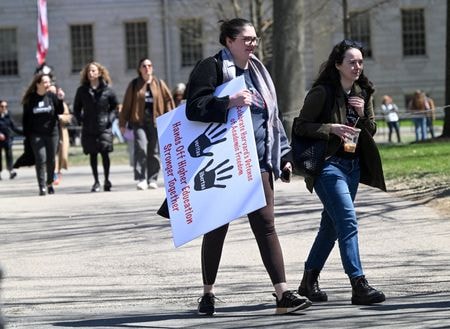 　トランプ政権による移民取り締まり強化を受け、米国の大学は留学生に対し、米国外への渡航を控えるよう助言したり、学位課程を修了するための支援を行っている。写真は、学生ビザの取り消しに反対する抗議活動に参加した学生ら。４月１７日、ケンブリッジのハーバード大学で撮影（２０２５年　ロイター/Ken McGagh）