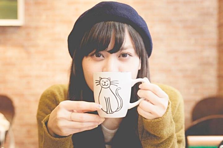 コーヒーを飲む女性のイメージ