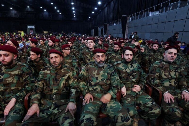 パレスチナ自治区ガザを実効支配するイスラム組織ハマスとイスラエルが戦闘状態に入ったことを受けて、レバノンの親イラン組織ヒズボラがこの数日、イスラエルと国境付近で砲火を交わし、紛争拡大の恐れが高まっている。写真は4月、ベイルート近郊で、指導者ナスララ師の発言を聞くヒズボラのメンバー（2023年　ロイター/Aziz Taher）