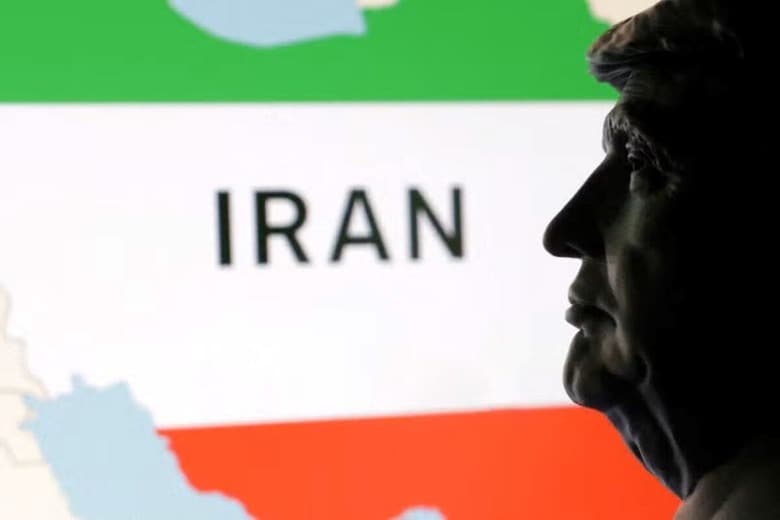 イスラエルとイランの１２日間にわたる紛争は、トランプ米大統領の圧力のもと、不安定ながらも停戦が効力を発揮し始めた。写真はトランプ氏とイランの地図のイメージ。６月２３日、ボスニア・ヘルツェゴビナのゼニカ市で撮影（２０２５年　ロイター/Dado Ruvic）