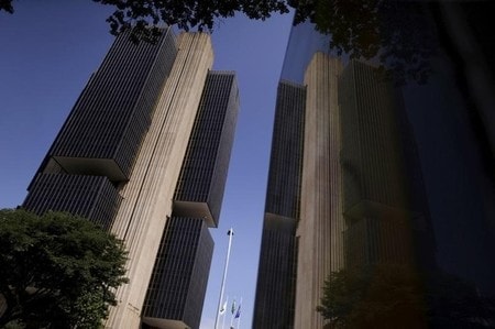 　６月８日、ブラジル中央銀行は政策金利を１４．２５％に据え置くと発表した。据え置きは７会合連続で、市場も据え置きを予想していた。政策決定は全会一致だった。写真はブラジリアにある中央銀行本部。２０１５年９月撮影（２０１６年　ロイター/Ueslei Marcelino）