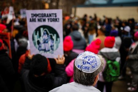 　トランプ次期米大統領は、就任後にシカゴで予定していた不法移民摘発計画を再検討している。写真は、移民政策に反対する集会に参加する人々。１月１８日、ニューヨークで撮影（２０２５年　ロイター/Eduardo Munoz）