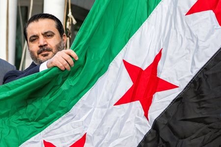 トランプ米政権が、シリアのシャラア暫定大統領が率いた旧反体制派「シャーム解放機構」（ＨＴＳ、旧ヌスラ戦線）に対する外国テロ組織指定を解除したことが７日、分かった。指定解除のメモは６月２３日付で、ルビオ国務長官が署名。８日に正式に公表される前に連邦官報の予告版に掲載された。４月２５日、ニューヨークの国連本部で撮影（２０２５年　ロイター／Eduardo Munoz ）