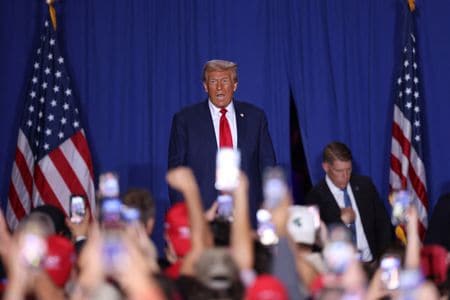 　米大統領選の共和党候補トランプ前大統領の陣営は９月２７日、激戦州の１つである中西部ミシガン州のある工場で選挙集会を企画した。いざトランプ氏の演説が始まると、冒頭から２５分間にわたって聴衆は国境の安全と移民流入の問題を耳にすることになった。１０月３日、同州で撮影（２０２４年　ロイター/Brendan McDermid）