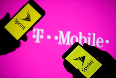 １１月２5日、米国で１７州が携帯電話大手ＴモバイルＵＳと同業スプリントの合併阻止を求めて起こした訴訟で、テキサス州とネバダ州が両社と和解に達し、訴えを取り下げることが２５日分かった。写真は両社のロゴ。２０１８年４月撮影（２０１９年　ロイター/Dado Ruvic）