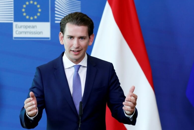 ７月３日、オーストリア政府は、ドイツのキリスト教民主同盟（ＣＤＵ）とキリスト教社会同盟（ＣＳＵ）による難民・移民問題を巡る合意内容が実行された場合、「南部の国境を守る措置」を講じる方針を示した。写真は記者会見を行うオーストリアのクルツ首相。ブリュッセルで６月撮影（２０１８年　ロイター／FRANCOIS LENOIR）