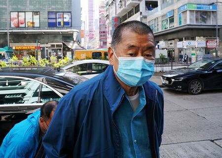 　１２月３日、香港の蘋果日報（アップル・デイリー）の創業者で民主派の黎智英（ジミー・ライ）氏（写真）が詐欺罪で起訴され、保釈が認められず勾留された。写真は２日、香港で撮影（２０２０年　ロイター／Lam Yik）