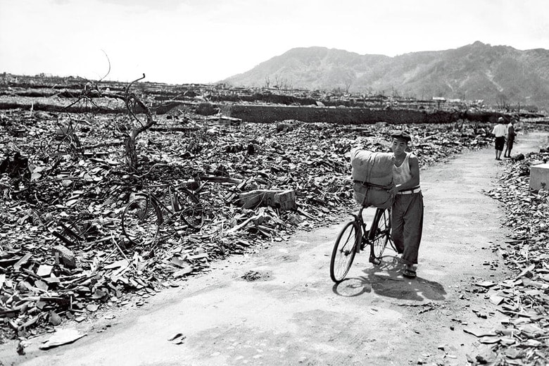 原爆投下から約1カ月後の長崎。焼け野原に開かれた道を生存者が行く　BETTMANN/GETTY IMAGES