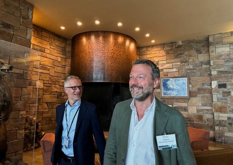 写真はベルギー中央銀行のウンシュ総裁とスロベニア中央銀行のバスレ総裁。2024年8月、米ワイオミング州ジャクソンホールで撮影。REUTERS/Ann Saphir