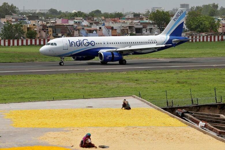 インド民間航空省は、国内線を来週再開するのを前に、航空チケットの価格に上限を設け、客室乗務員の防護服やゴーグル着用を義務付ける厳格な規制を発表した。アーメダバードの空港で2017年7月撮影(2020年　ロイター/Amit Dave)