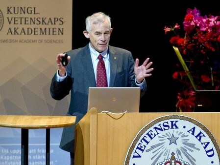 　１月３０日、金融政策の限界論を提唱し、注目されている米プリンストン大のクリストファー・シムズ教授（写真）は都内でロイターの取材に応じ、財政・金融政策の一体運営の重要性を強調し、消費増税は財政再建のために必要であっても、２％の物価目標達成後に実施するのが望ましいと主張した。提供写真。２０１１年１２月撮影（２０１７年　ロイター/Bertil Ericson/Scanpix）