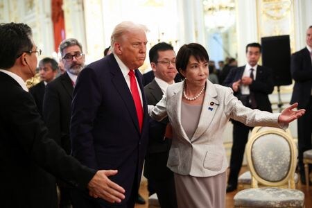 　ホワイトハウスのレビット報道官は２８日、高市早苗首相（写真右）がトランプ米大統領（写真左）をノーベル平和賞に推薦すると記者団に明らかにした。１０月２８日、東京で撮影（２０２５年　ロイター/Evelyn Hockstein）