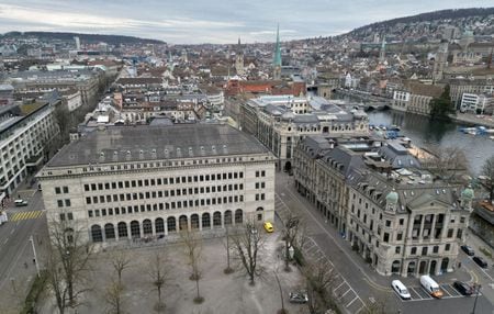 　１１月１４日、  スイス国立銀行（中央銀行）のジョルダン総裁は、来月の次回会合を控え、今後数週間のインフレ動向を注視すると述べた。写真は３月、チューリヒにあるスイス国立銀行で撮影（２０２３年　ロイター/Denis Balibouse）