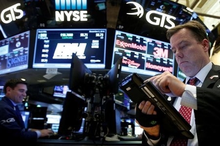 　１２月５日、米国株式市場は上昇し、ダウ工業株３０種が過去最高値を更新して引けた。米経済の強さを示す指標の発表や金融株の上昇が追い風になった。ＮＹ証取で撮影（２０１６年　ロイター／Brendan McDermid）