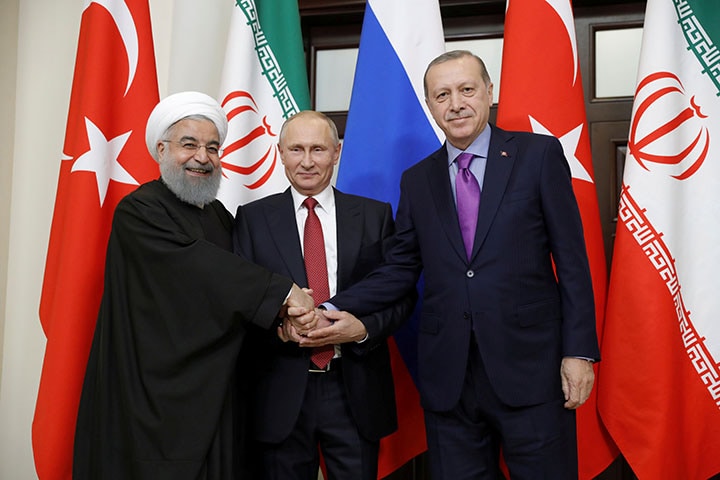 左からイランのロウハニ大統領、ロシアのプーチン大統領、トルコのエルドアン大統領（写真は2017年11月22日、3カ国首脳会談で）　Mikhail Metzel/ REUTERS