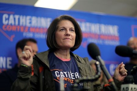 　エジソン・リサーチの予想によると、８日投票の米中間選挙の上院選で接戦となっていたネバダ州で、民主党現職キャサリン・コルテズマスト氏が共和党のアダム・ラクソルト氏に勝利した。７日撮影（２０２２年　ロイター/David Swanson）