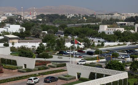 イランと米国による４回目の核協議が週末にオマーンの首都マスカットで開催される可能性が高いと、関係筋が明らかにした。写真は４月２５日、オマーンのマスカットで撮影（２０２５年　ロイター/Ibraheem Abu Mustafa）