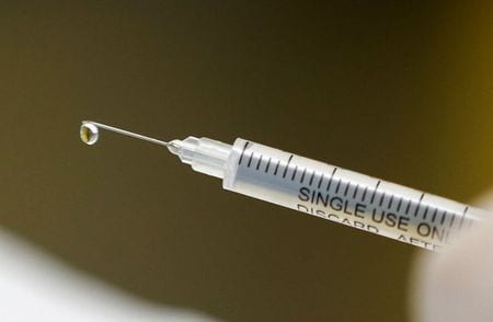 世界保健機関（ＷＨＯ）の高官は７日、世界各国で新型コロナウイルスのワクチン接種が義務化されることは想定していないとの認識を示した。ヨハネスブルクで４月撮影（２０２０年　ロイター/SIPHIWE SIBEKO）