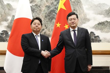 中国を訪問中の林芳正外相は２日、秦剛外相と会談し、アステラス製薬の社員が拘束されたことに抗議し、早期解放を強く求めたことを明らかにした。秦外相は、法律に基づき処理すると応じた。写真は中国の秦剛国務委員兼外相（右）と握手する林芳正外相。４月２日、北京の釣魚台迎賓館で撮影（２０２３年　代表撮影／時事通信）