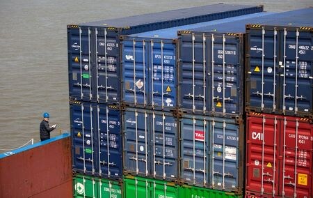 中国国家外為管理局（ＳＡＦＥ）は８日、第１・四半期の同国の経常収支が暫定値で２９７億ドルの赤字になったと発表した。写真は封鎖が解除された武漢市の港湾。４月１２日撮影（２０２０年　人民日報）