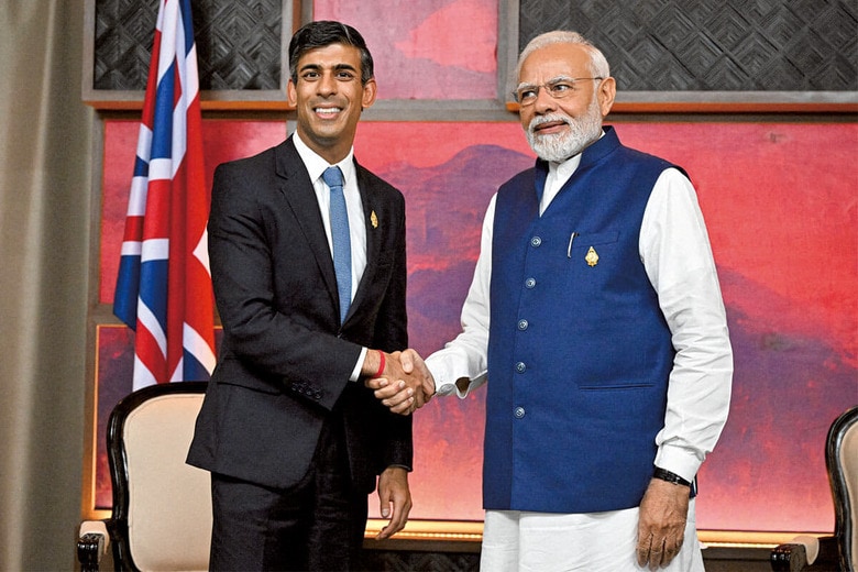 英印貿易協定を結びたいスナク英首相（左）にとって、インドのモディ首相の「過去」は予想外の障害になりそうだ（2022年11月、インドネシア・バリにて）　LEON NEALｰPOOLｰREUTERS