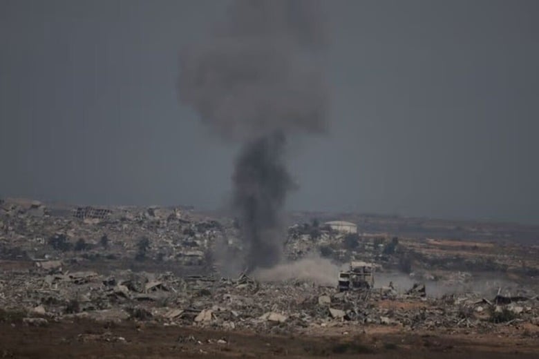 イスラエル軍は１２日未明にかけ、パレスチナのガザ市東部を空からと陸上で攻撃し少なくとも１１人が死亡した。ガザとの境界付近でイスラエルから１２日撮影（２０２５年　ロイター/Ammar Awad）