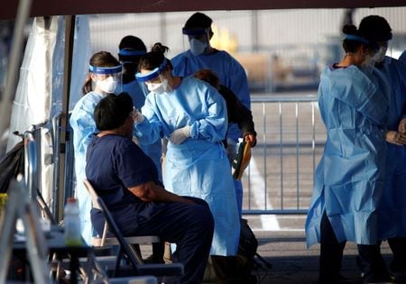 　３月３１日、米疾病対策センター（ＣＤＣ）が公表したリポートによると、新型コロナウイルス感染で入院した患者の基礎疾患では、糖尿病、心臓疾患、慢性的な呼吸器疾患が最も多くみられた。米ラスベガスの駐車場で、市民の体温をはかる医学生。３０日撮影（２０２０年　ロイター/Steve Marcus）