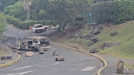 　５月２２日、南太平洋の仏領ニューカレドニアでは、選挙制度改革に抗議する暴動の余波が続いている。ニューカレドニア・ヌメアで２１日撮影。ＳＮＳに投稿された動画から抜粋（２０２４年　ロイター/@ericpaidjan）