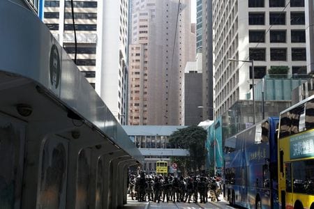 　１２月８日　香港警察が民主派によるデモに関連して複数の人物の口座を凍結する動きに乗り出す中、銀行筋や弁護士らによると、香港住民の一部は預金の海外移転を加速している。写真は２０１９年１１月、香港で撮影（２０２０年　ロイター/Thomas Peter）