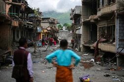 ヒマラヤ土石流、死者800人近くに　険しい山岳地帯で救助難航