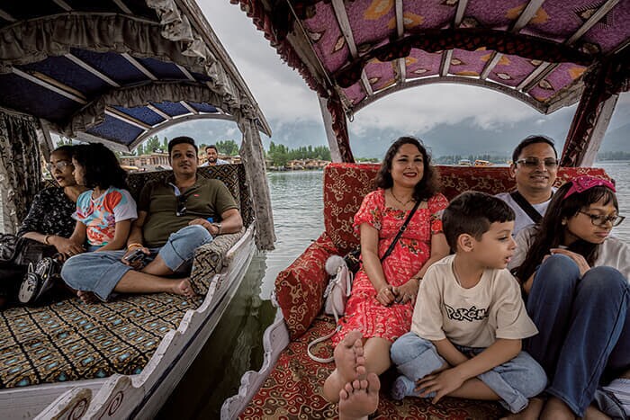 スリナガルのダル湖で遊覧を楽しむ観光客